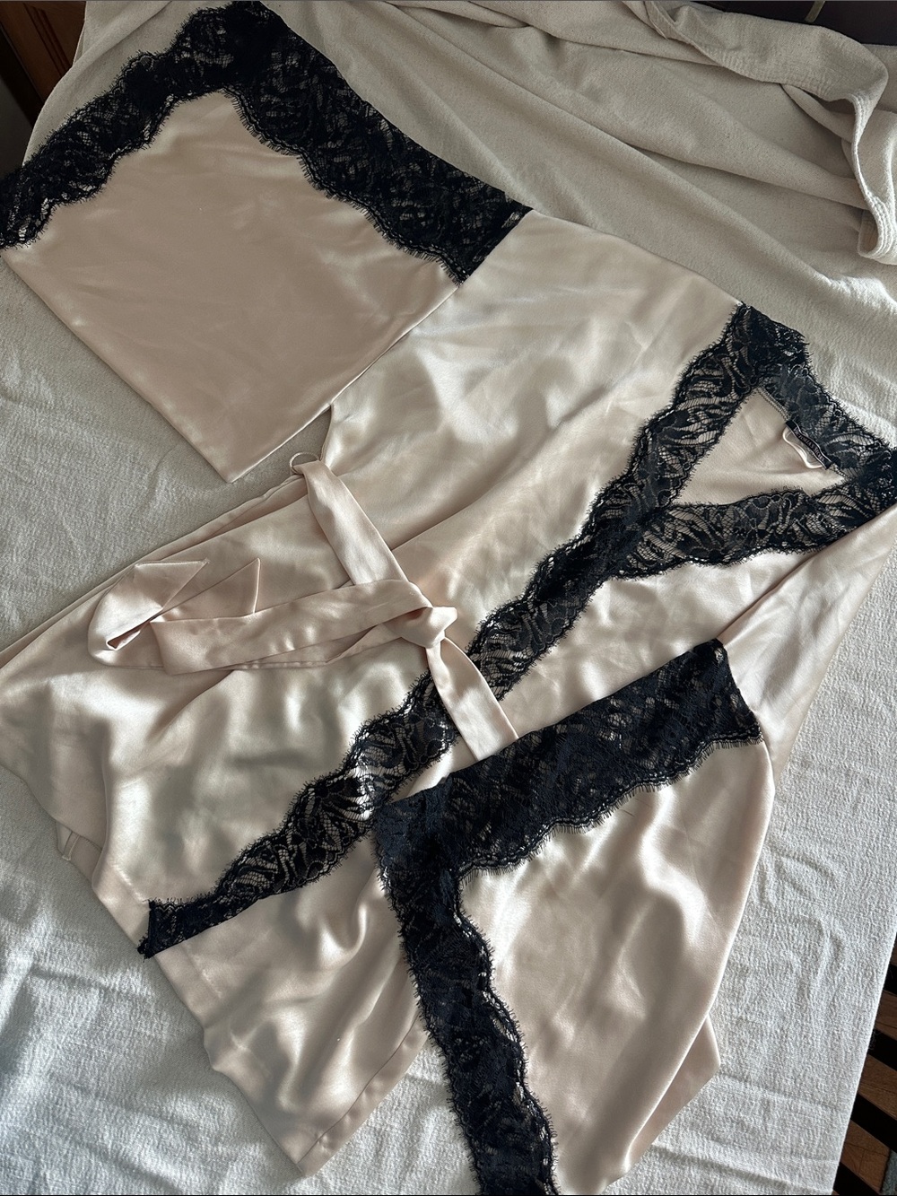 Victoria's Secret Sugarcane and Black Lace Satin Kimono Robe, M/L